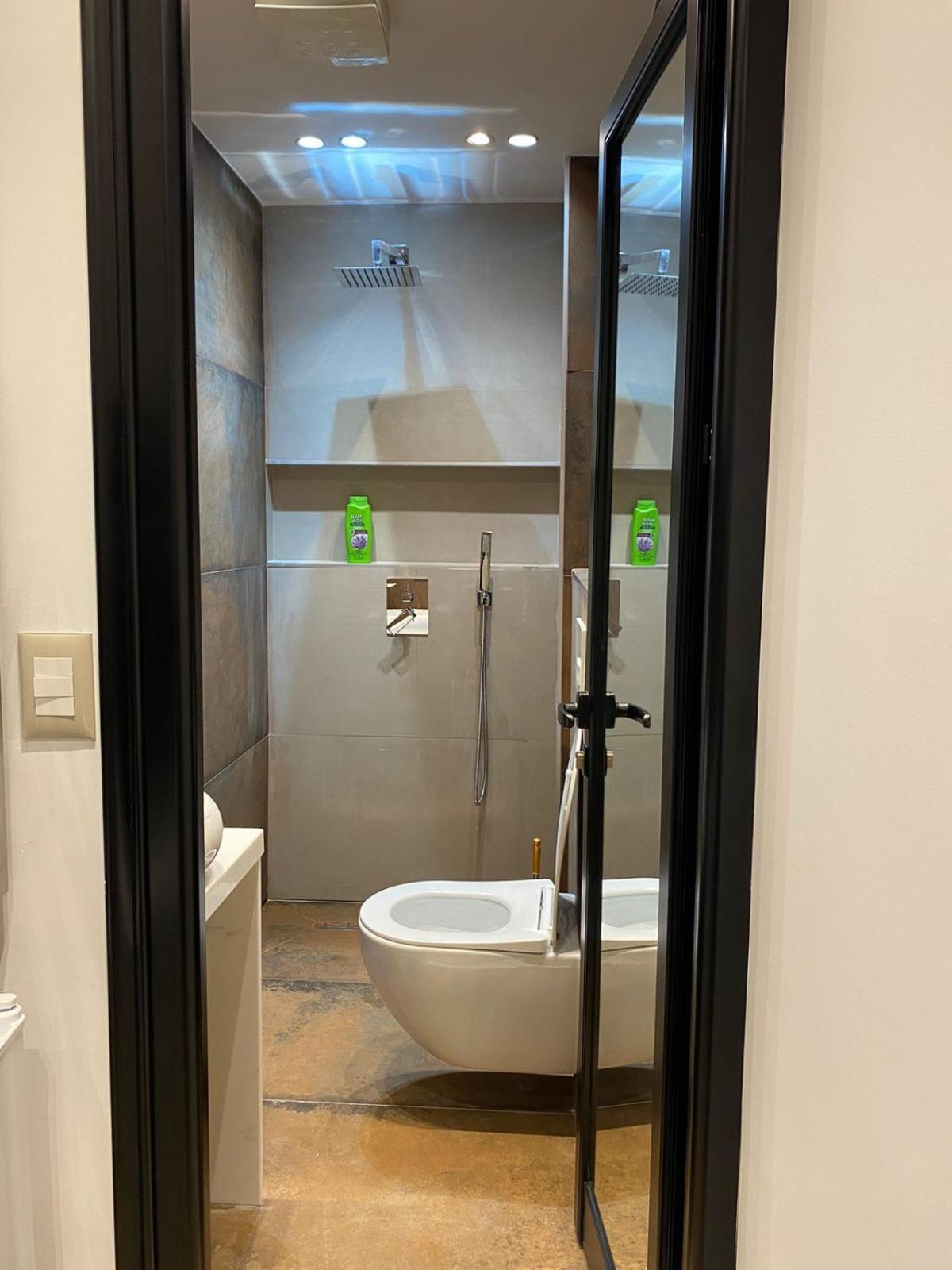 Main 3 * Тирана